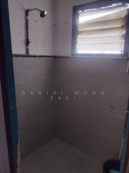 Flat for Sale at Perumahan Awam Sri Perak - Danial Mohd Zaki - Bathroom - PropertyGuru.com.my