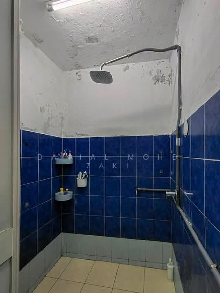 Flat for Sale at Kelumpuk Dahlia / Melati - Danial Mohd Zaki - Bathroom - PropertyGuru.com.my