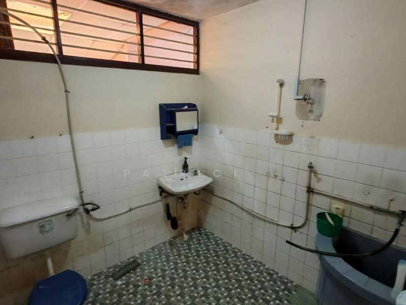 Rumah Teres 2 Tingkat untuk Dijual di Jelutong (Penang) - Patrick . - Bathroom - PropertyGuru.com.my