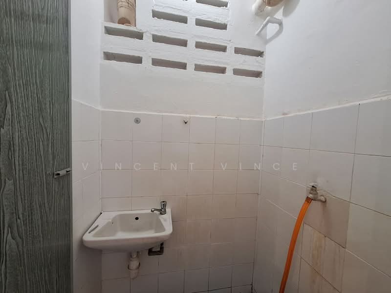 Flat for Sale at Flat Mahkota Cheras (L1 L2 L3 L4 L5) - Vincent Vince - Bathroom - PropertyGuru.com.my