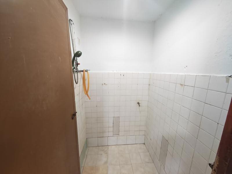 1-storey Terraced House for Sale in Jalan Klang Lama (Old Klang Road) (Kuala Lumpur) - Bobo Lee - Bathroom - PropertyGuru.com.my
