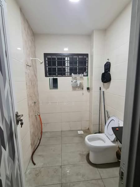 2-storey Terraced House for Sale in Bandar Putra (Kulai) - Claire Lai - Bathroom - PropertyGuru.com.my