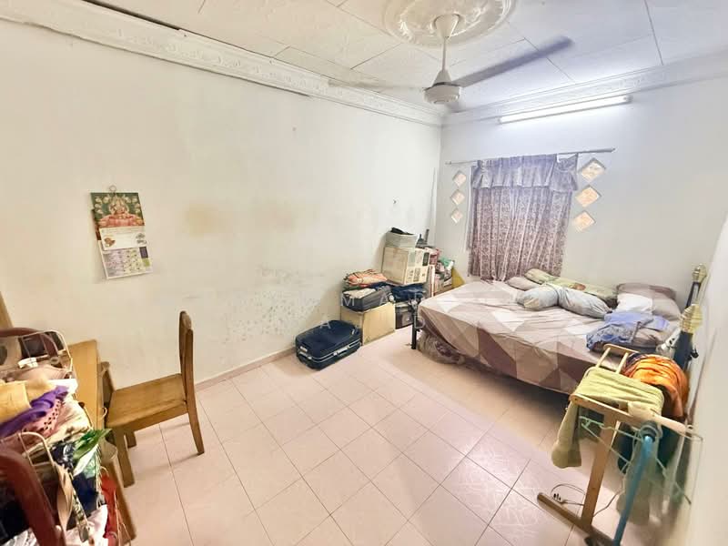 Rumah Teres 1 Tingkat untuk Dijual di Seksyen 17 (Shah Alam) - Mohammad Din Majid - Bedroom - PropertyGuru.com.my
