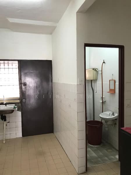 Rumah Teres 2-Tingkat untuk Dijual di Taman Mastiara (Jalan Ipoh) - Kiing TW - Bathroom - PropertyGuru.com.my