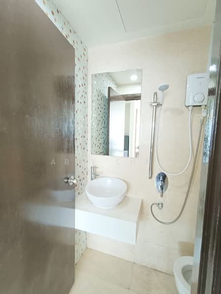 Servis Apartment untuk Dijual di Regalia Residence - Abby Chan - Bathroom - PropertyGuru.com.my