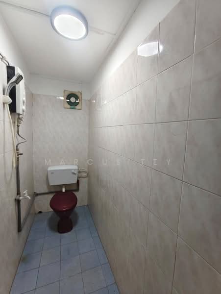 Rumah Teres 2 Tingkat untuk Dijual di Taman Kluang Barat (Kluang) - Marcus Tey - Bathroom - PropertyGuru.com.my