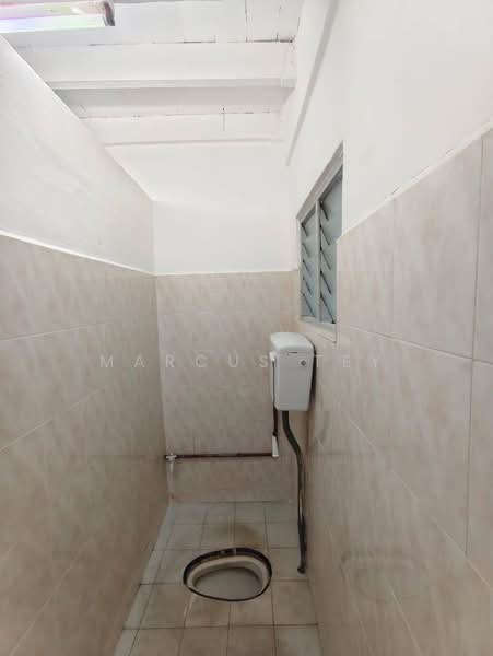 Rumah Teres 2 Tingkat untuk Dijual di Taman Kluang Barat (Kluang) - Marcus Tey - Bathroom - PropertyGuru.com.my