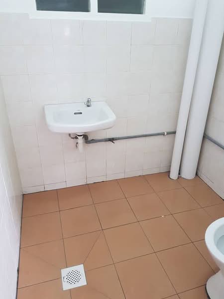 Condominium for Rent at Pelangi Indah Condominium - Kew . - Bathroom - PropertyGuru.com.my