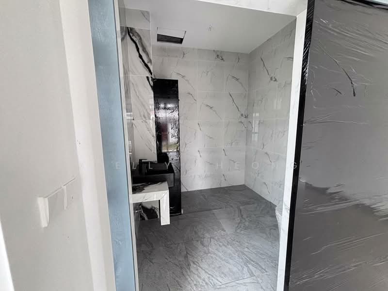 Semi-Detached House for Sale in Bandar Uda Utama (Johor Bahru) - Xuelly Cheong - Bathroom - PropertyGuru.com.my