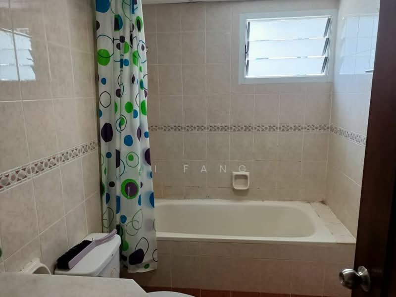 Kondominium untuk Disewa di Gurney Park Condominium - Li Fang - Bathroom - PropertyGuru.com.my