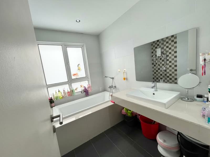 3-storey Terraced House for Sale in Tamansari (Rawang) - Alice Low - Bathroom - PropertyGuru.com.my
