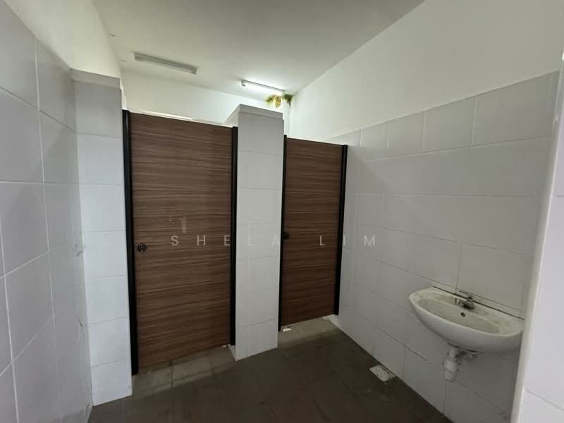 Cluster Factory for Rent in Taman Desa Cemerlang (Ulu Tiram) - Shela Lim - Bathroom - PropertyGuru.com.my