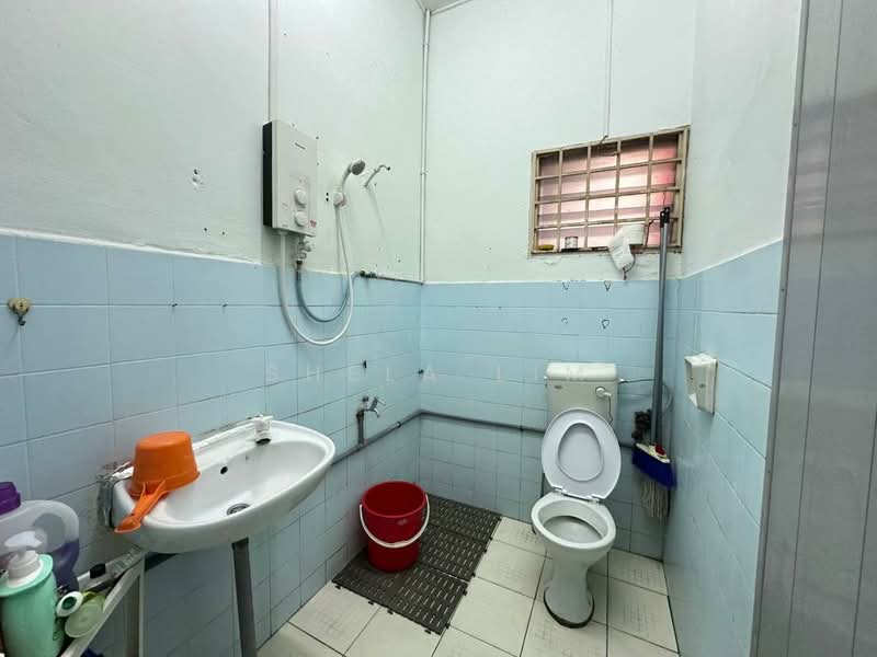 1-storey Terraced House for Sale in Taman Johor Jaya (Johor Bahru) - Shela Lim - Bathroom - PropertyGuru.com.my