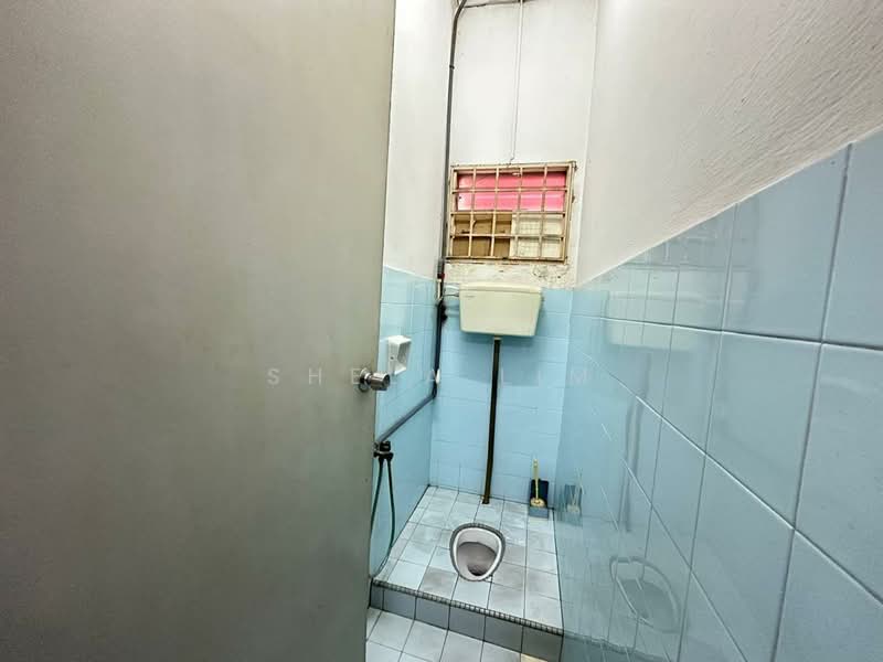 1-storey Terraced House for Sale in Taman Johor Jaya (Johor Bahru) - Shela Lim - Bathroom - PropertyGuru.com.my