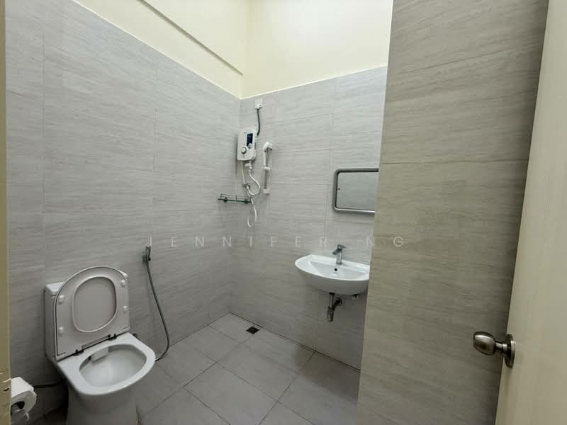 Rumah Teres 2 Tingkat untuk Dijual di Taman Damansara Aliff (Tampoi) - Jennifer Ng - Bathroom - PropertyGuru.com.my