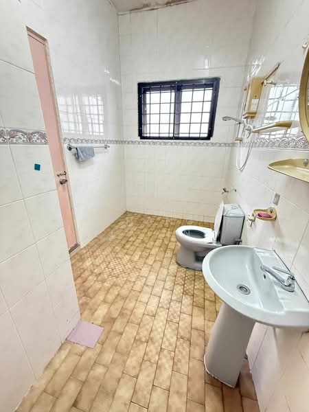 Rumah Teres 2 Tingkat untuk Dijual di Taman Pelangi (Johor Bahru) - Phang Elainne - Bathroom - PropertyGuru.com.my