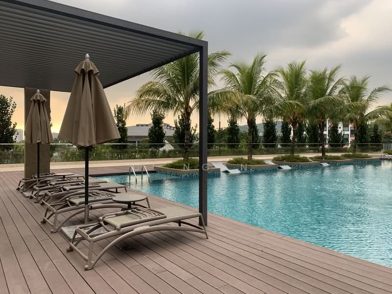 Servis Apartment untuk Disewa di Senada Residence @ KLGCC Resort - CL Ngan - Pool - PropertyGuru.com.my