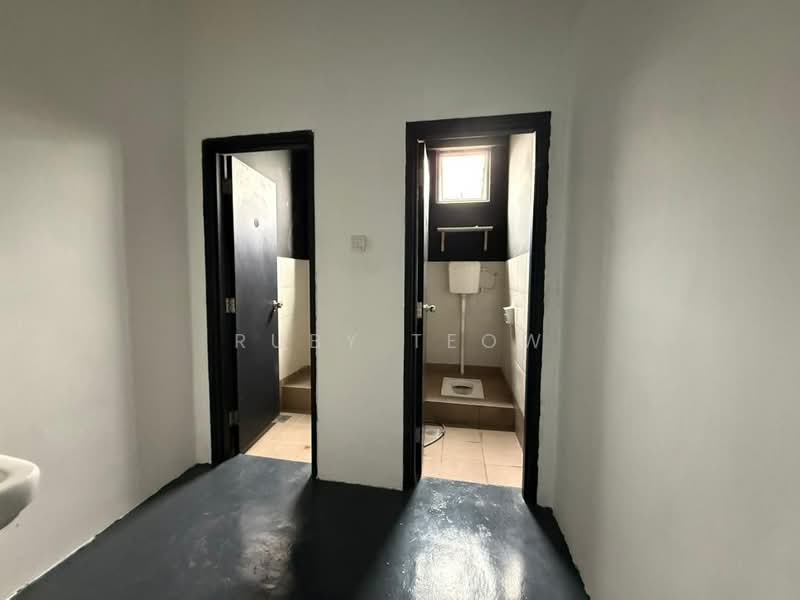Semi-D Factory for Rent in Taman Impian Emas (Skudai) - Ruby Teow - Bathroom - PropertyGuru.com.my