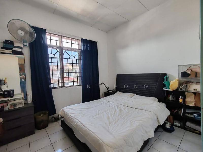 Rumah Teres 2-Tingkat untuk Dijual di Lestari Putra (Seri Kembangan) - Aaron Chong - Bedroom - PropertyGuru.com.my