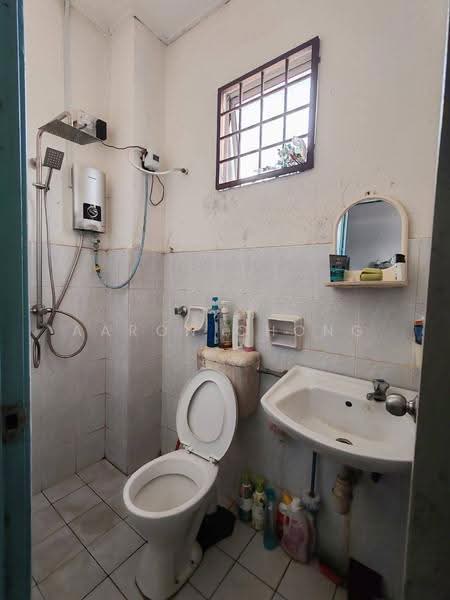 Rumah Teres 2-Tingkat untuk Dijual di Lestari Putra (Seri Kembangan) - Aaron Chong - Bathroom - PropertyGuru.com.my