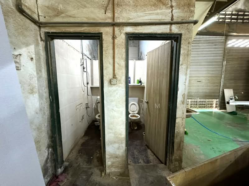 Terrace Factory for Sale in Permas Jaya (Johor Bahru) - Karl Lim - Bathroom - PropertyGuru.com.my