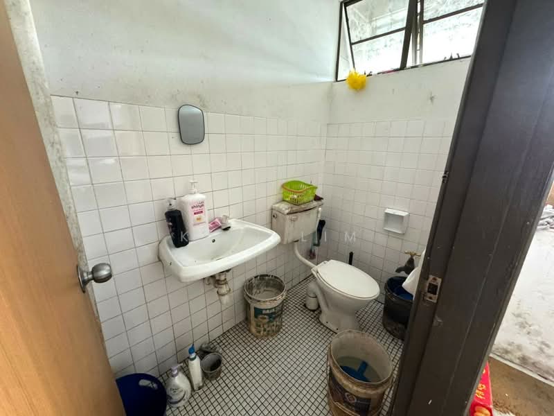 Terrace Factory for Sale in Permas Jaya (Johor Bahru) - Karl Lim - Bathroom - PropertyGuru.com.my