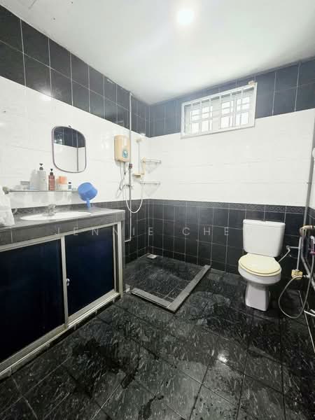 Rumah Teres 2 Tingkat untuk Dijual di Taman Century (Johor Bahru) - Jennie Chew - Bathroom - PropertyGuru.com.my