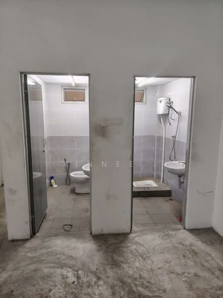Shop / Office for Rent in Kampung Baru Batu Maung (Batu Maung) - Xinnee . - Bathroom - PropertyGuru.com.my