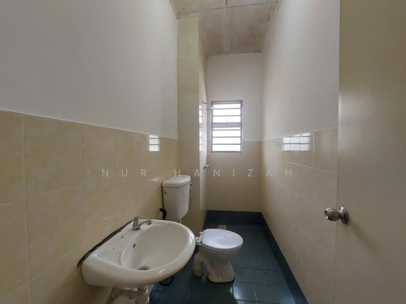 Cluster House for Rent in Sungai Buloh (Selangor) - Nur Hanizah - Bathroom - PropertyGuru.com.my