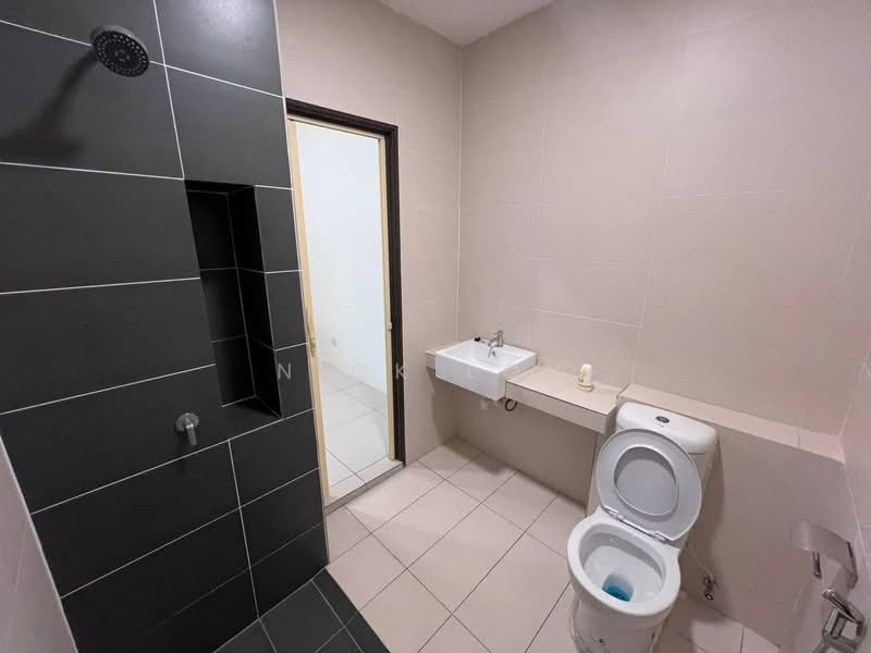 Servis Apartment untuk Disewa di 8Scape Residence @ Sutera - Nick Low - Bathroom - PropertyGuru.com.my