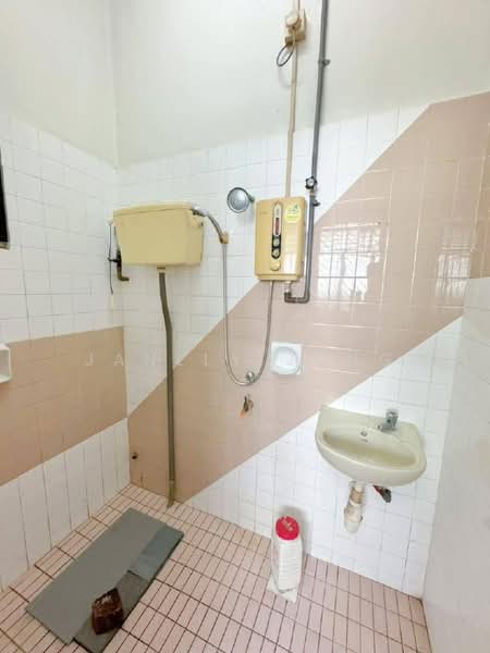 1-storey Terraced House for Sale in Taman Daya (Johor Bahru) - Janlly Jong - Bathroom - PropertyGuru.com.my