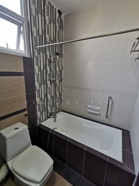 Kondominium untuk Disewa di Fettes Residence - Vincent Tan - Bathroom - PropertyGuru.com.my