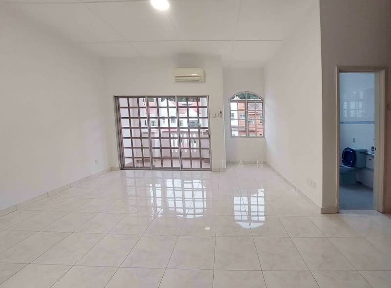 Rumah Teres 2.5 Tingkat untuk Dijual di Bayan Hill Homes (Puchong) - Angel Tan - Living Room - PropertyGuru.com.my