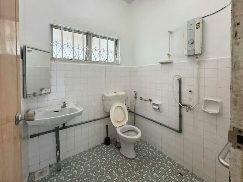 Rumah Berkembar untuk Dijual di Taman Nong Chik (Johor Bahru) - Ivy Low - Bathroom - PropertyGuru.com.my