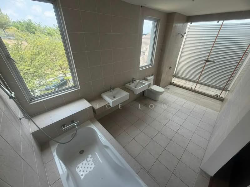 2.5-storey Terraced House for Sale in Bandar Country Homes (Rawang) - Alice Low - Bathroom - PropertyGuru.com.my
