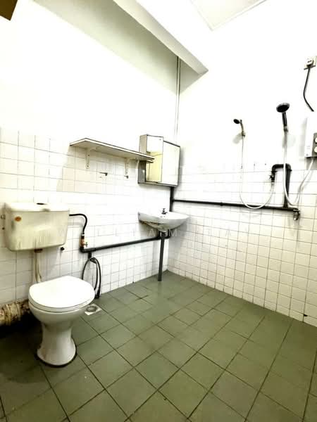 Rumah Berkembar untuk Dijual di Taman Nong Chik (Johor Bahru) - William Tay - Bathroom - PropertyGuru.com.my