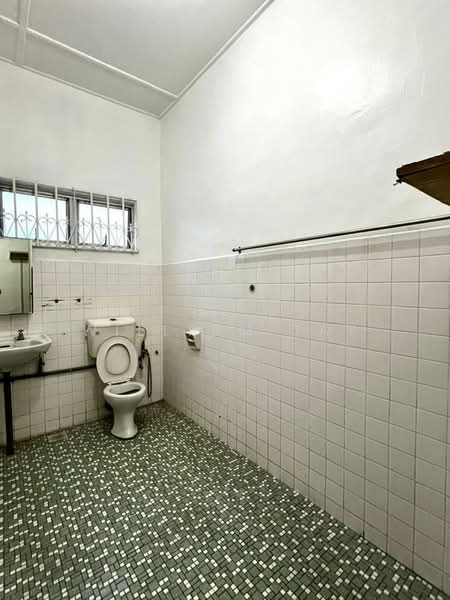 Rumah Berkembar untuk Dijual di Taman Nong Chik (Johor Bahru) - William Tay - Bathroom - PropertyGuru.com.my