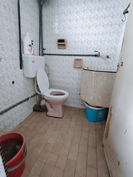 Rumah Flat untuk Dijual di Flat Taman Ungku Tun Aminah - Alviss Tay - Bathroom - PropertyGuru.com.my