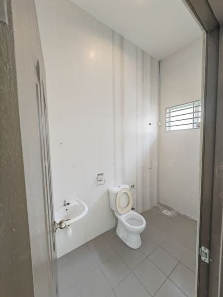 Semi-Detached House for Sale in Medan Klebang Harmoni (Chemor) - Amie Chong - Bathroom - PropertyGuru.com.my