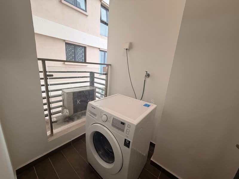 Kondominium untuk Dijual di Bay Point @ Country Garden Danga Bay - Kyle Das - Balcony - PropertyGuru.com.my