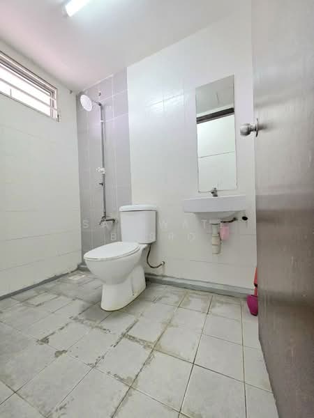 Rumah Teres 1 Tingkat untuk Dijual di Kampung Jalan Kebun (Shah Alam) - Salawati Busro - Bathroom - PropertyGuru.com.my