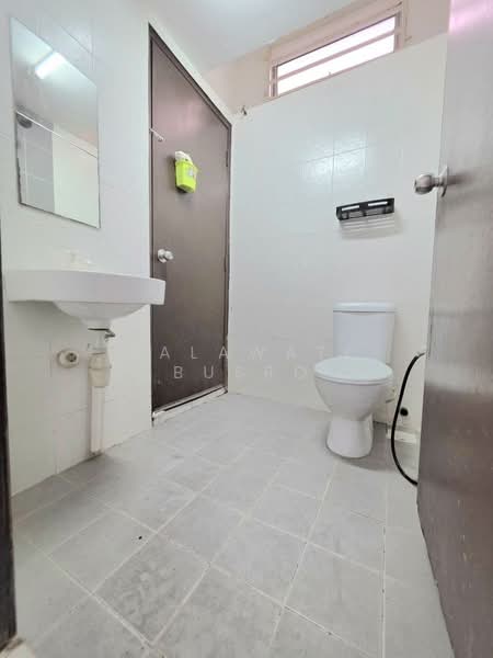 Rumah Teres 1 Tingkat untuk Dijual di Kampung Jalan Kebun (Shah Alam) - Salawati Busro - Bathroom - PropertyGuru.com.my