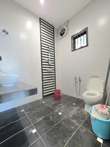 Semi-Detached House for Sale in Klang (Selangor) - Nur Alia Omar - Bathroom - PropertyGuru.com.my