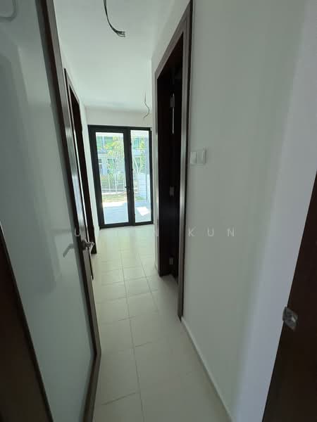 Rumah Teres 3 Tingkat untuk Dijual di Leisure Farm (Gelang Patah) - U Hon Kun - Corridor - PropertyGuru.com.my