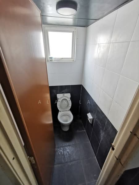 Kedai untuk Disewa di Bandar Seri Putra (Bangi) - Alan Lai - Bathroom - PropertyGuru.com.my