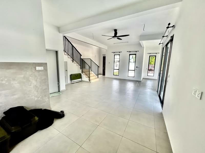 Rumah Kluster untuk Dijual di Semenyih (Selangor) - Mohd Aizat Saiful Bahri - Living Room - PropertyGuru.com.my