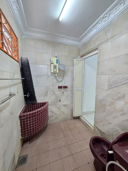 1-storey Terraced House for Sale in Taman Johor Jaya (Johor Bahru) - Lai Kok Seng - Bathroom - PropertyGuru.com.my