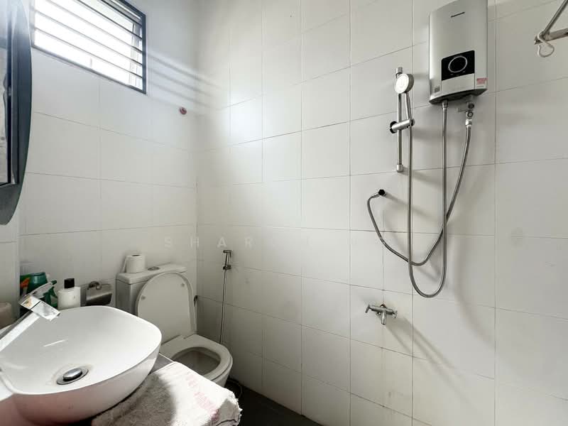 Rumah Teres 2 Tingkat untuk Dijual di Taman Kempas Indah (Tebrau) - Sharon Ng - Bathroom - PropertyGuru.com.my