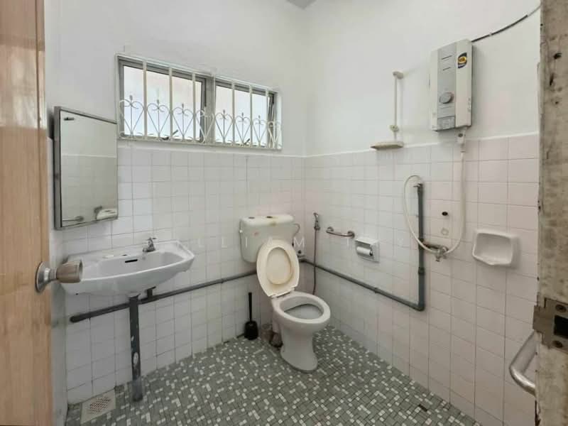 Semi-Detached House for Sale in Taman Nong Chik (Johor Bahru) - William Tay - Bathroom - PropertyGuru.com.my