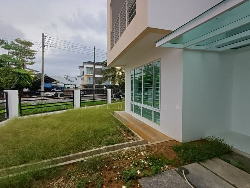 Semi-Detached House for Sale in Stapok (Kuching) - Alfred Chua - Exterior - PropertyGuru.com.my